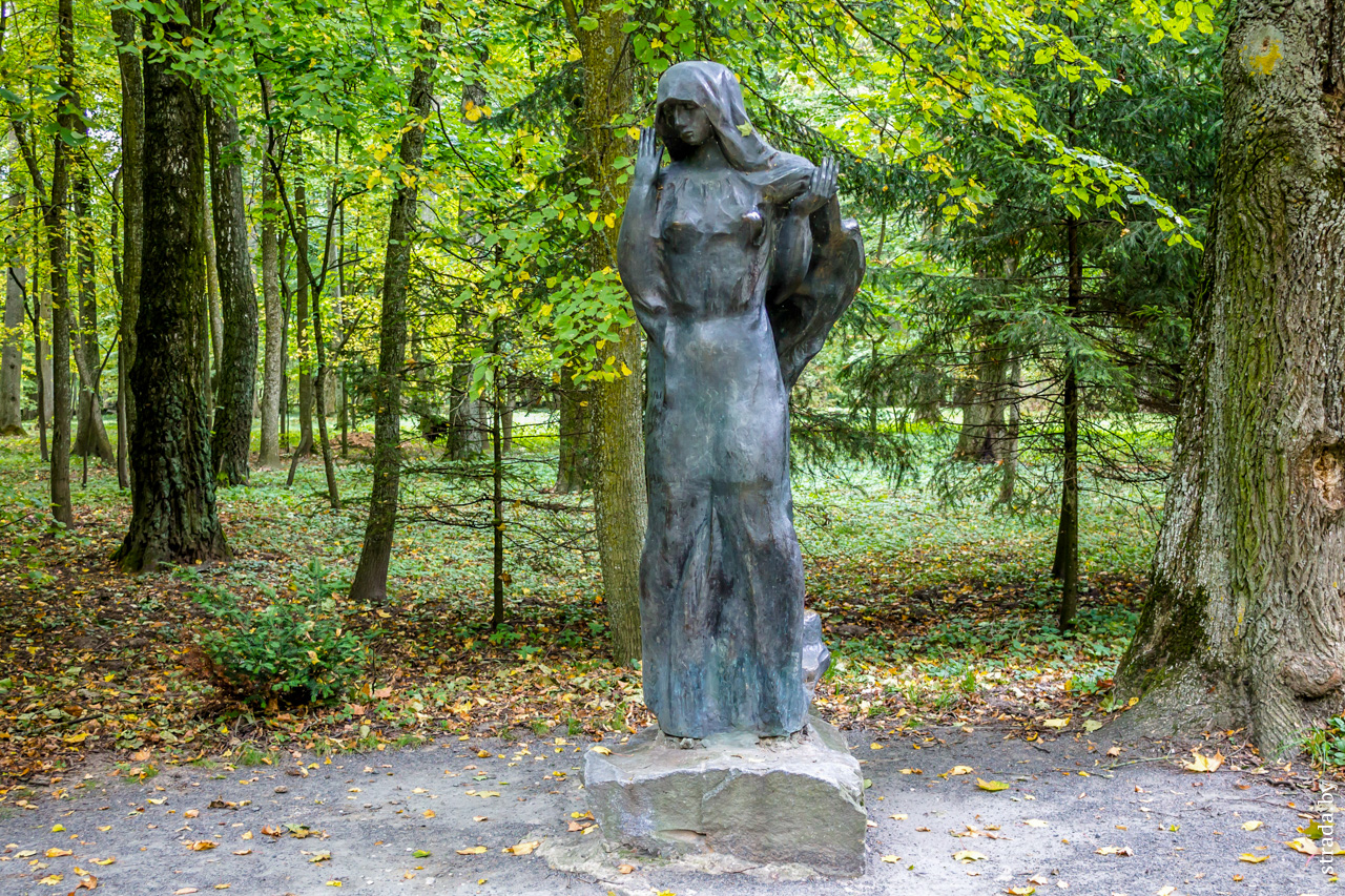 Скульптура «Черная дама», Несвиж, Несвижский район, Минская область